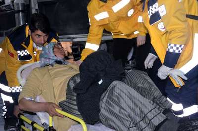 Hamile kadın, paletli ambulansla hastaneye ulaştırıldı