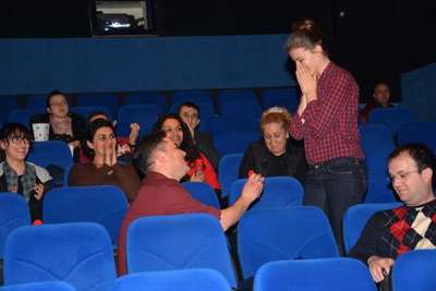 Film arasında sürpriz evlilik teklifi