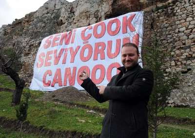 Tokat Kalesi'ne 'Seni çok seviyorum canooo' afişi astı