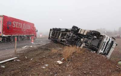 YAN YATAN TIR'IN SÜRÜCÜSÜ YARALANDI