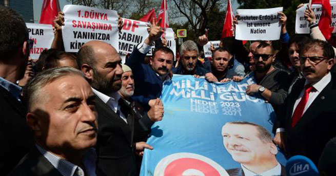 ZDF'nin İstanbul ofisi önünde eylem