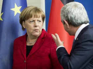 Merkel'den Ermenistan'a kalıcı ateşkes uyarısı