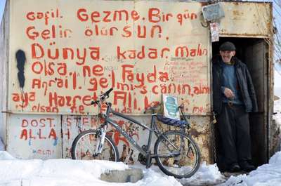 50 yıldır sevdiği kadının yolunu bekliyor