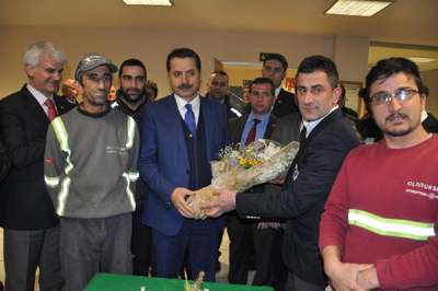 Bakan Çelik, sözleşmesinde arabulucu olduğu fabrikada çiçeklerle karşılandı