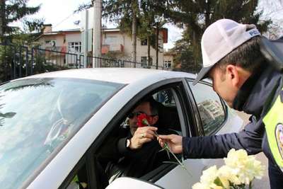 Sürücülere çiçek verip Sevgililer Günü'nü kutladılar