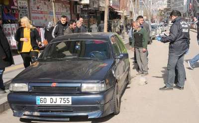 Otomobilinin lastikleri kesilen kadın şikayetçi oldu