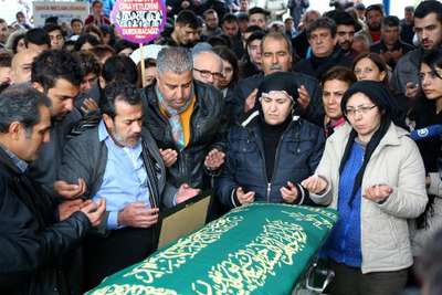 Vahşet kurbanı üniversiteli Özgecan'ı 5 bin kişi uğurladı