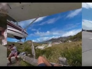 Uçak havaalanına inerken fotoğraf çeken turistin eline çarptı