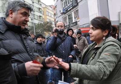 Balıkesirli kadınlar Özgecan için yürüdü