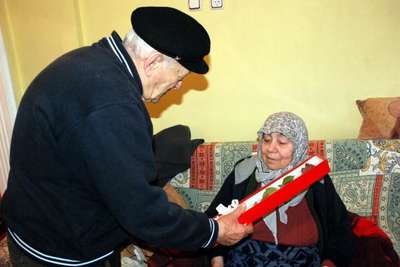 58 yıllık eşine aldığı çiçekle sevgililer gününü kutladı