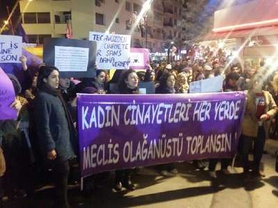 İzmir'de kadınlar Özgecan için yürüdü
