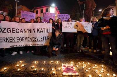 Antalya'da kadınlar Özgecan için eylem yaptı