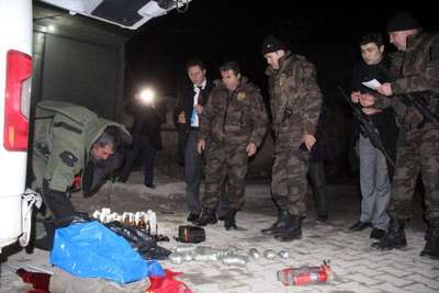 Suruç'ta bomba yüklü otomobil ele geçirildi (2)