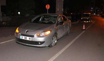 Kaza yapan otomobili bırakıp taksiye binip gittiler