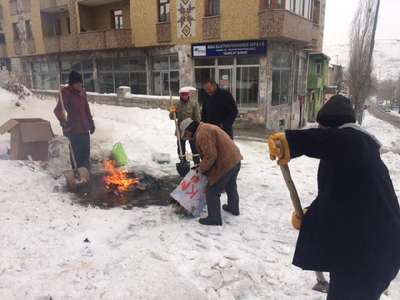 Kars'ta temizlik işçileri ateş yakarak ısınıyor