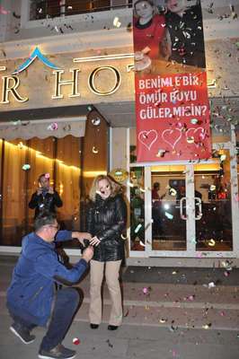 Sevgililer Günü'nde polis destekli evlilik teklifi