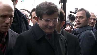 DAVUTOĞLU CUMA NAMAZINA YÜRÜYEREK GİTTİ (1)