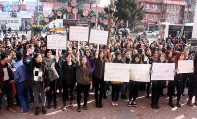 Isparta'da öğrencilerden Özgecan eylemi