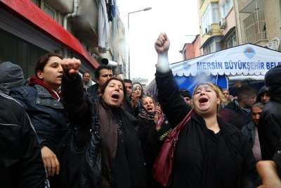 Bakan İslam'a, Özgecan'ın ailesine taziye sonrası protesto