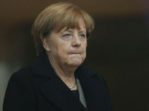 Almanlar Merkel’in Böhmermann kararını yanlış buluyor