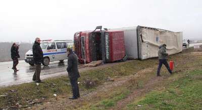 YAN YATAN TIR'IN SÜRÜCÜSÜ YARALANDI (2)