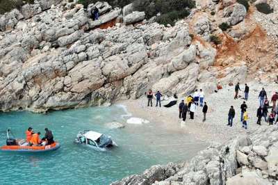 Denize uçan otomobilde aynı aileden 3 kişi öldü