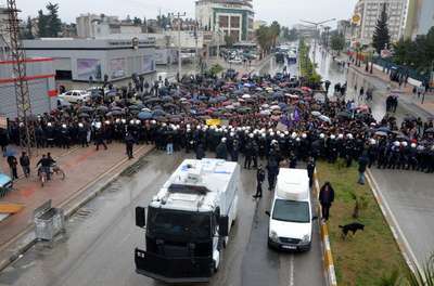 Mersin'de 3 bin kişi Özgecan cinayetini protesto etti