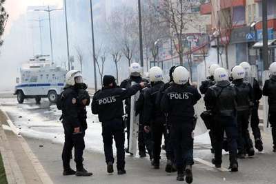 Güneydoğu'da bir çok ilde Öcalan için kepenk kapatıldı (2)