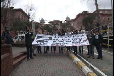 Çarşi Grubu'ndan Yaşar Kemal'in ailesine ziyaret