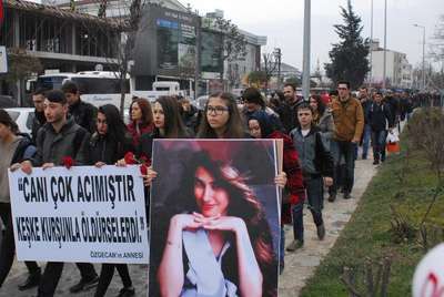 Özgecan için dereye karanfil attılar