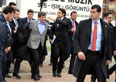 Davutoğlu, Özgecan için Fatiha okuttu, 'Kadına uzanan eller kırılsın' dedi (3)