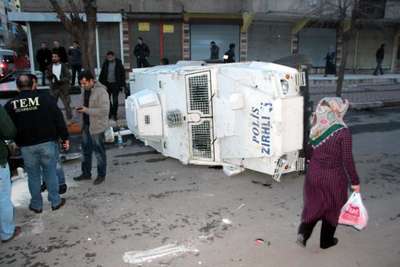 Diyarbakır'da zırhlı araç devrildi: 4'ü polis 5 kişi yaralandı