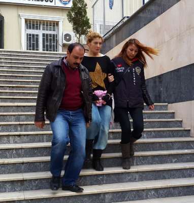 ZORLA CİNSEL İLİŞKİYE GİRMEK İSTEYEN ARKADAŞINI BOĞAN KADIN POLİSE TESLİM OLDU
