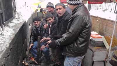 Muş'ta seyyar satıcıların soğuk çilesi