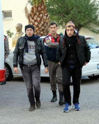 Kayalıklarda saklanan 33 Suriyeli kaçak yakalandı
