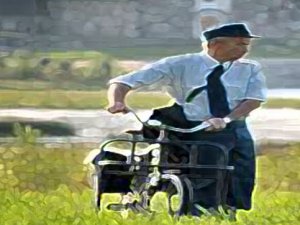 Artık postacılar çim de biçecek