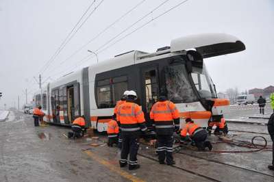 İşçi servis midibüsü tramvaya çarptı: 6 yaralı