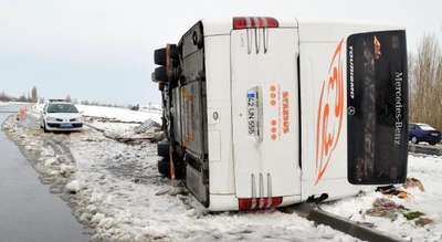 Afyonkarahisar'da yolcu otobüsü devrildi: 33 yaralı