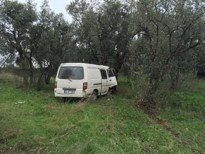 Minibüs zeytinliğe uçtu: 2 yaralı