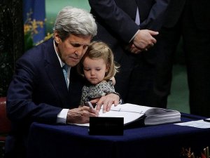 Kerry anlaşmayı kucağında torunuyla imzaladı