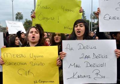 Mersin'de öğrenciler okuldan önce Özgecan cinayetini protesto etti