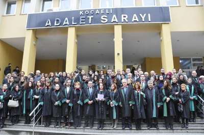 Kocaeli Barosu avukatları, kadına yönelik şiddeti protesto etti