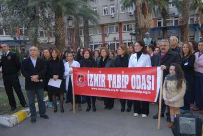 İzmir'de, beyaz önlüklülerden Özgecan tepkisi