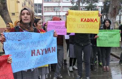 Siverek'te liseli kızlar Özgecan için eylem yaptı