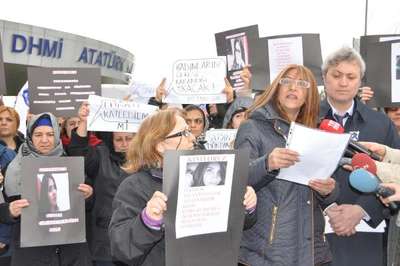 Atatürk  Havalimanı'nda Özgecan Aslan için protesto