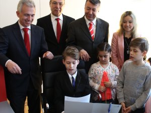 Feldmann koltuğunu çocuklara bıraktı
