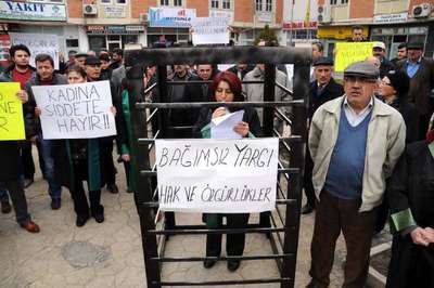 Zile'de avukatlardan kafesli eylem