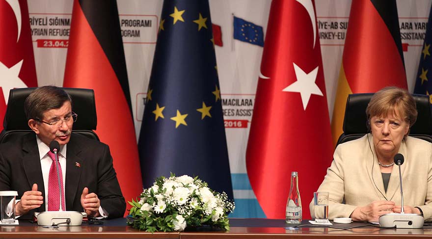 Davutoğlu: Merkel'le SMS'le mesajlaşıyoruz