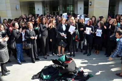 Antalyalı kadın avukatlardan cübbeli protesto