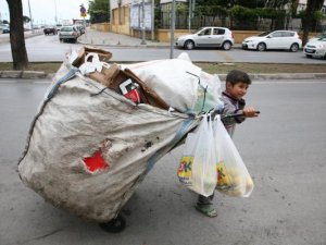 Suriyeli çocuğun yükü dünyadan ağır